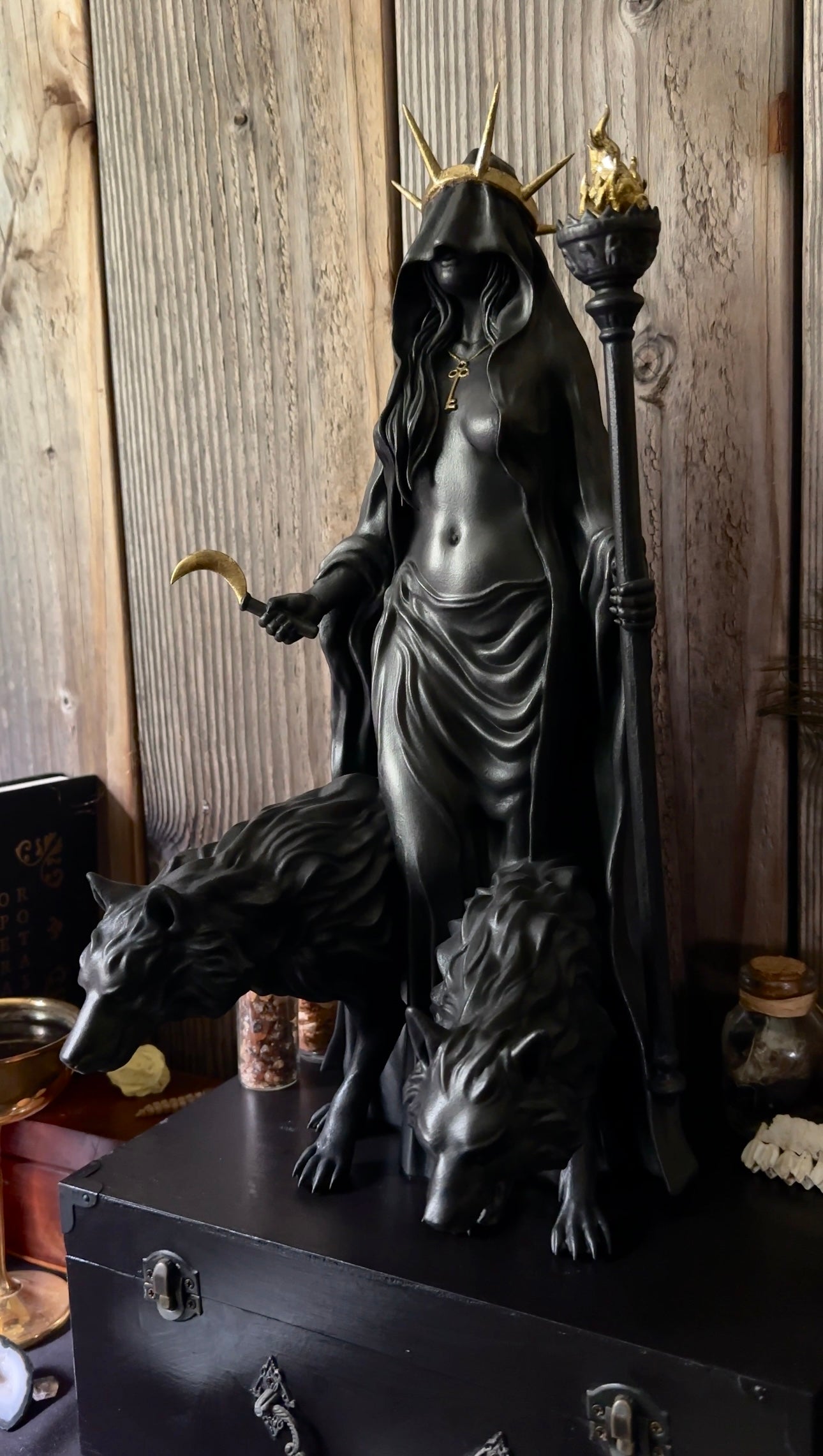 Hekate Niktipolos, The Wanderer of the Night - (50 cm / 19.7 inches)