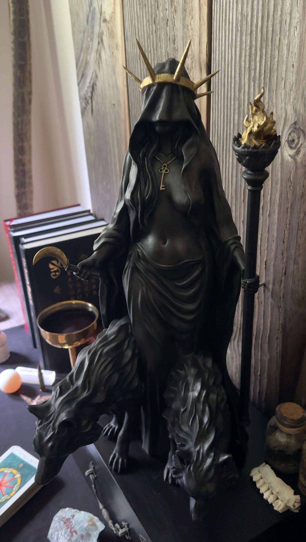 Hekate Niktipolos, The Wanderer of The Night - (32 cm / 12.6 inches)